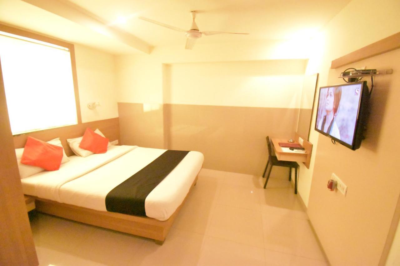 Hotel Everest Lodging Navi Mumbai Exterior photo