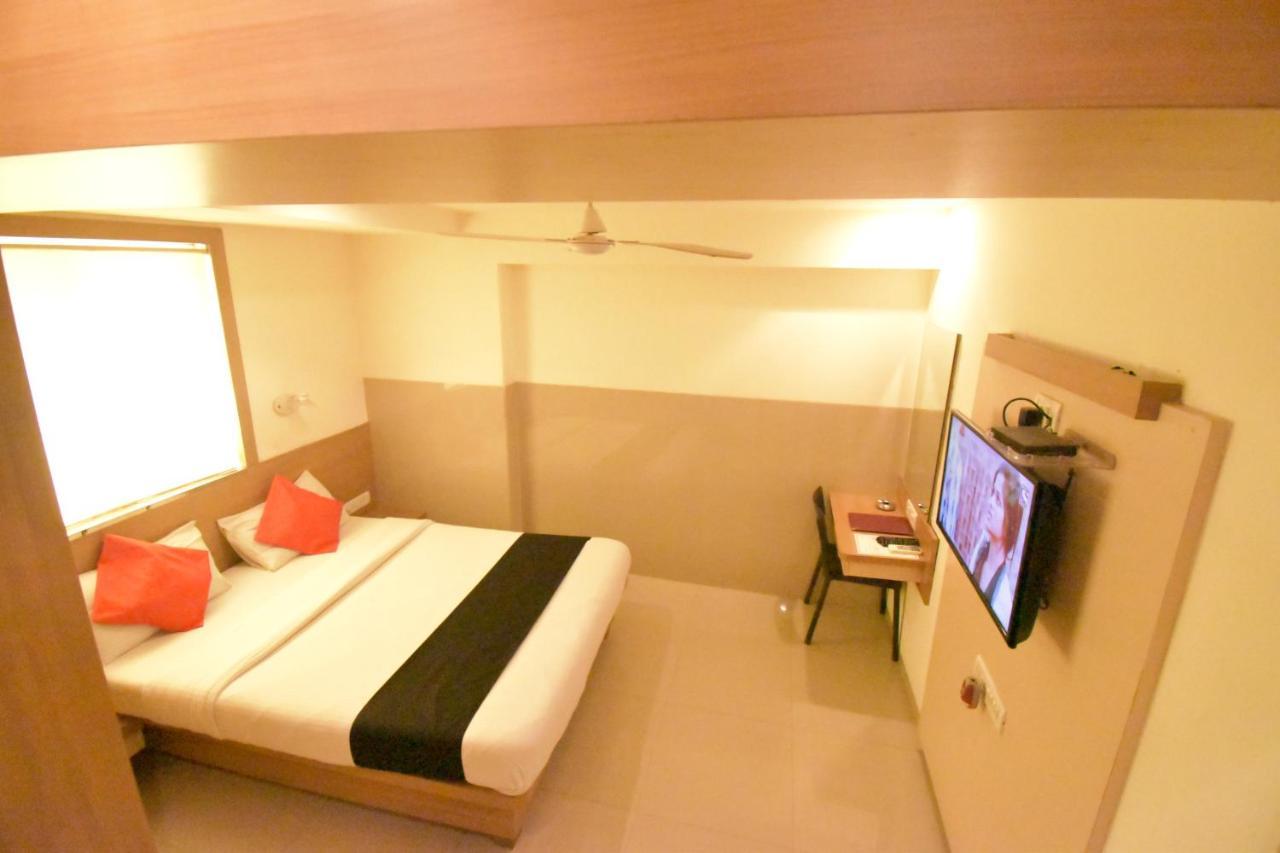 Hotel Everest Lodging Navi Mumbai Exterior photo